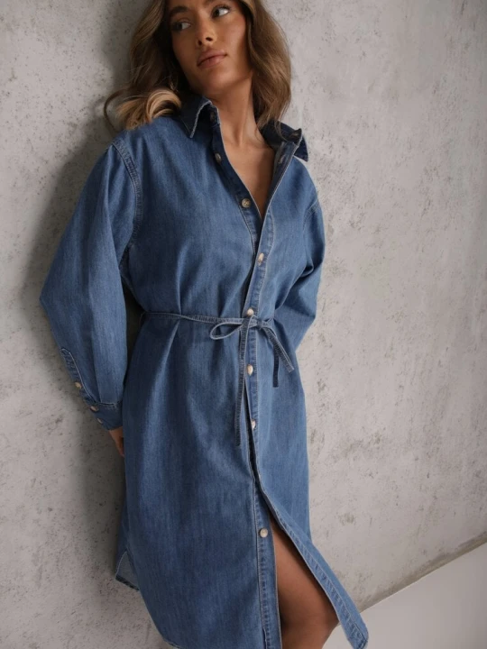 Zdjęcie produktu Niebieska Jeansowa Sukienka Koszulowa Oversize z Bawełną i Paskiem Cianatra Milas91
