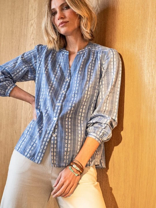 Zdjęcie produktu Niebieska koszula damska z haftem w drobne kwiaty – Boho Beauty Olsen