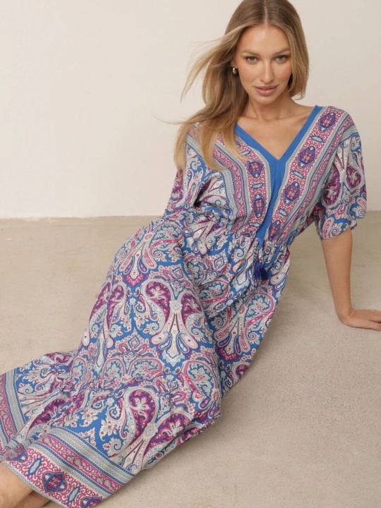 Zdjęcie produktu Niebiesko-Fuksjowa Sukienka Maxi z Wiskozy w Stylu Boho z Wzorem Paisley i Gumką w Pasie Naroli Cflo