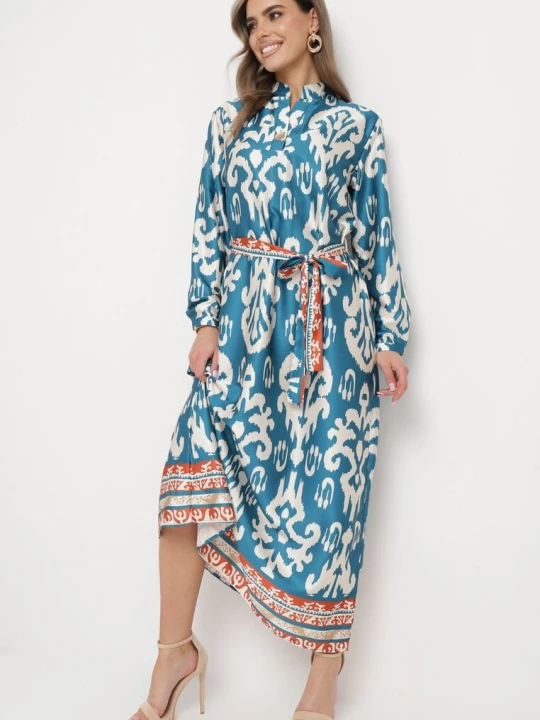 Zdjęcie produktu Niebieska Sukienka Satynowa o Pudełkowym Fasonie Wiązana w Talii w Ornamentalny Wzór Narosa M&d Fashion