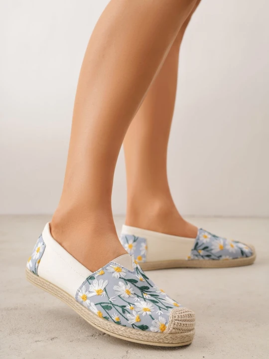 Zdjęcie produktu Niebieskie Espadryle z Plecionką i Kwiatowym Haftem Alenara Ballada