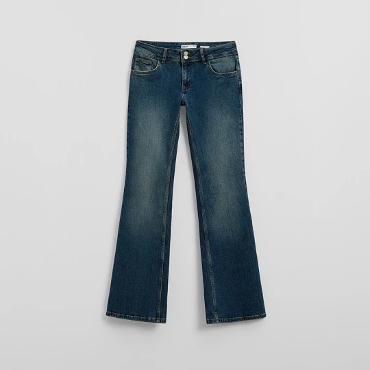 Zdjęcie produktu Niebieskie jeansy bootcut z niskim stanem i dekoracyjnymi kieszeniami House indigo jeans