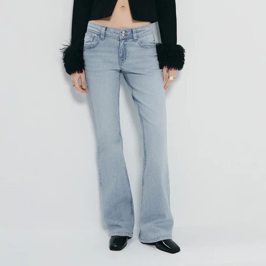 Zdjęcie produktu Granatowe jeansy dzwony low waist House niebieski