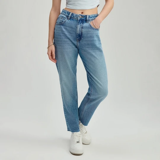 Zdjęcie produktu Niebieskie jeansy mom fit cropped z efektem sprania House