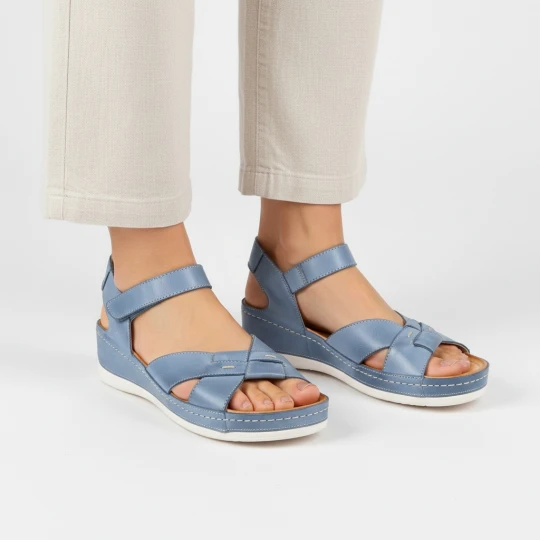 Zdjęcie produktu Sandały damskie Wasak, zapinane na rzep z miękkiej skóry naturalnej i ze skórzaną delikatną wkładką, jeans, 473 niebieski