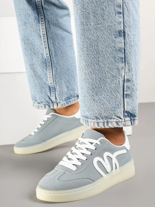 Zdjęcie produktu Niebieskie Sneakersy Kultowe Tenisówki Zdobione Abstrakcyjną Aplikacją Fendiva Maira