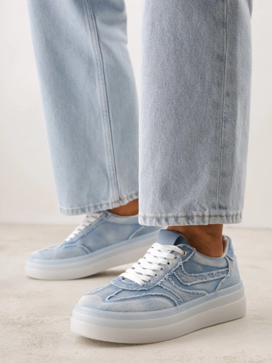 Zdjęcie produktu Niebieskie Sneakersy na Grubej Podeszwie Ozdobione Denimem Eriphithea Bestelle