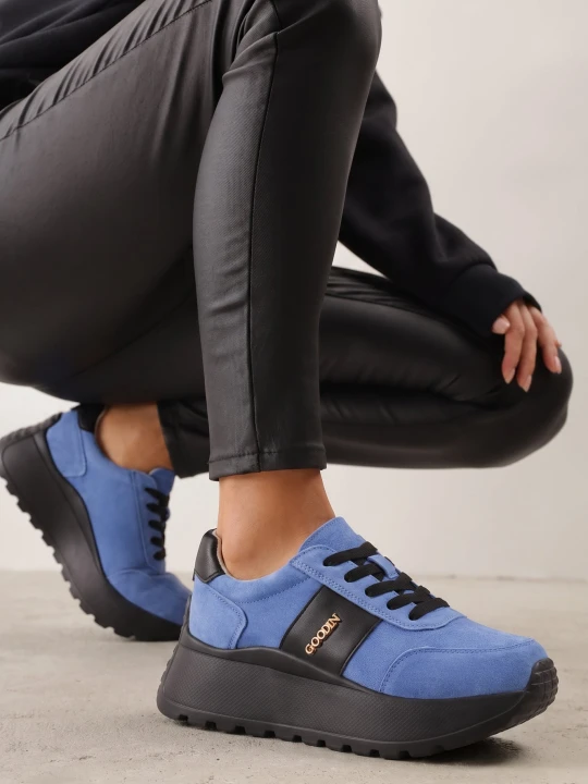 Zdjęcie produktu Niebieskie Sneakersy na Platformie z Naturalnego Zamszu z Geometrycznym Wzorem i Napisem Latalissa Goodin