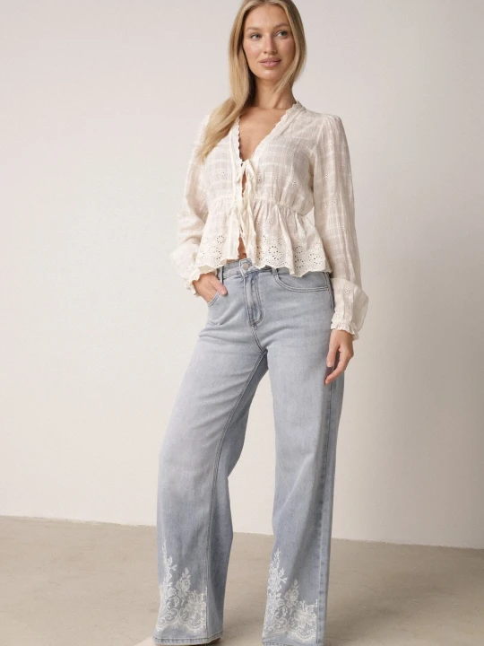 Zdjęcie produktu Niebieskie Szerokie Jeansy z Ozdobnym Boho Nadrukiem na Nogawkach Asoochis Milas91