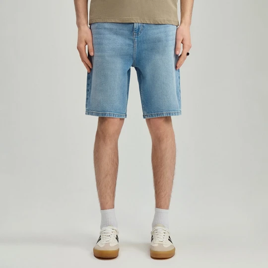 Zdjęcie produktu Niebieskie szorty jeansowe slim fit relaxed przed kolano House