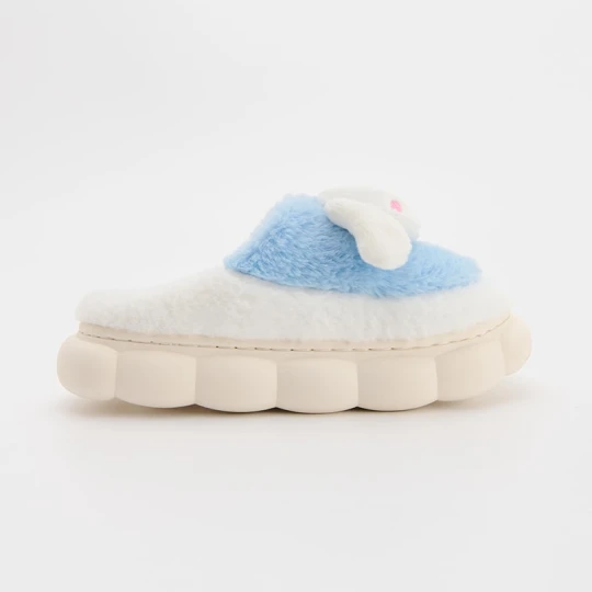 Zdjęcie produktu Niebiesko-białe puchate kapcie Cinnamoroll House