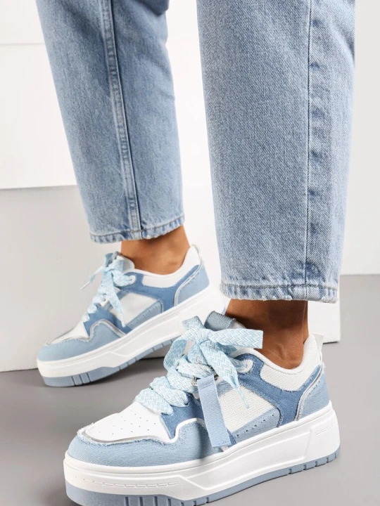 Zdjęcie produktu Niebiesko-Białe Sneakersy na Grubej Podeszwie z Ozdobnymi Sznurówkami i Zawieszką Xalenia