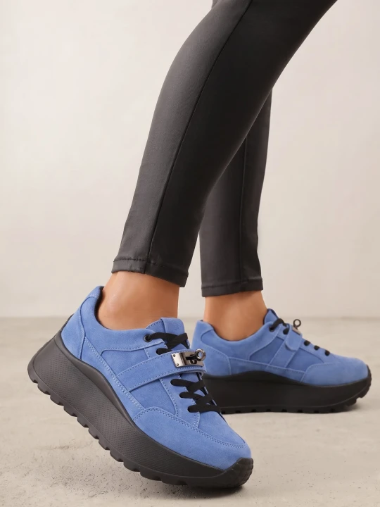 Zdjęcie produktu Niebiesko-Czarne Sneakersy ze Skóry Naturalnej na Platformie Zdobione Metalowym Zapięciem Jeannine Goodin