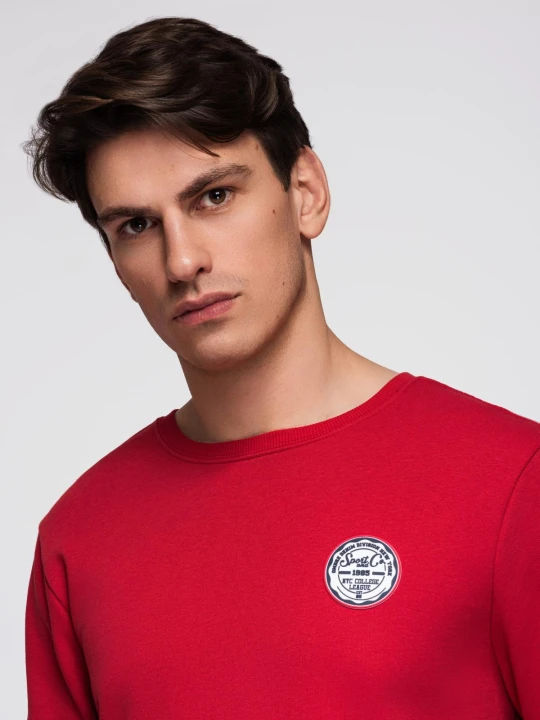 Zdjęcie produktu Nierozpinana bluza męska z okrągłym dekoltem i naszywką - czerwona V1 - Rozmiar: S Ombre Clothing