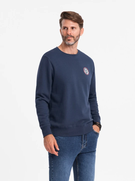Zdjęcie produktu Nierozpinana męska dresowa bluza z naszywką w stylu college – granatowa V2 Ombre Clothing