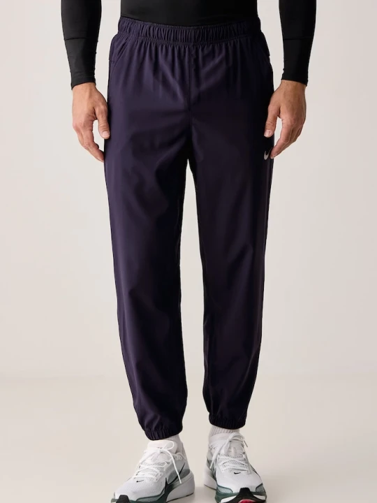 Zdjęcie produktu Nike spodnie treningowe męskie Form Dri-FIT fioletowy