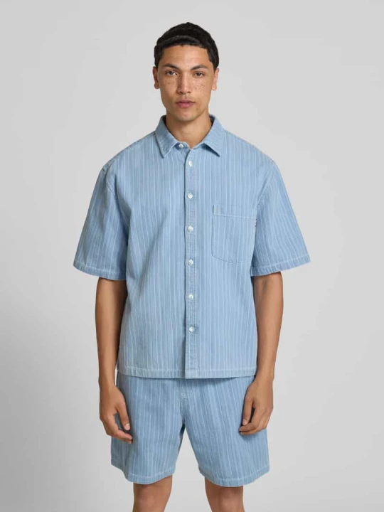 Zdjęcie produktu Nowoczesny krój modern fit koszula casualowa z fakturowanym wzorem REVIEW Jasnoniebieski