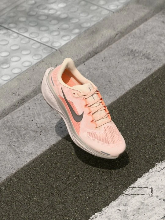 Zdjęcie produktu Obuwie do biegania treningowe Nike morelowy
