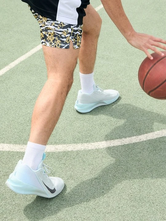 Zdjęcie produktu Obuwie do koszykówki Nike srebrny