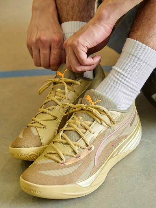 Zdjęcie produktu Obuwie do koszykówki Puma w kolorze złota