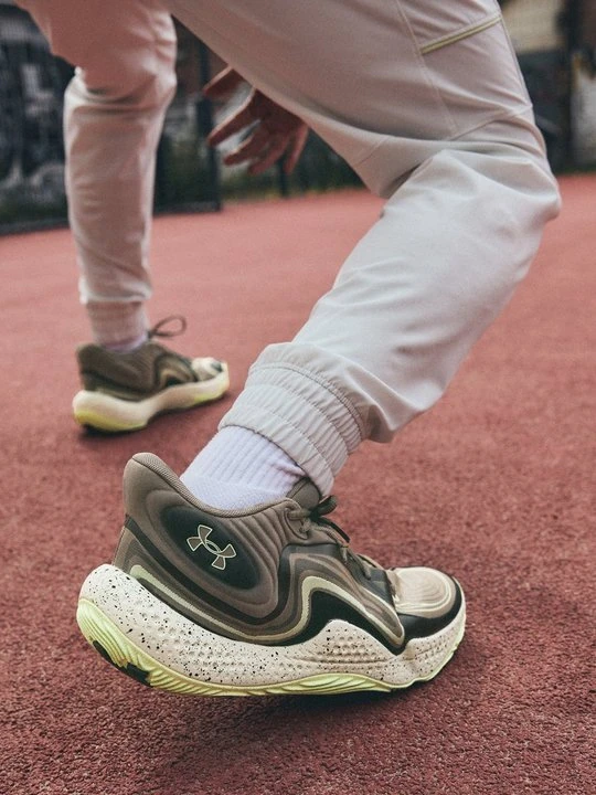 Zdjęcie produktu Obuwie do koszykówki Under Armour oliwkowy
