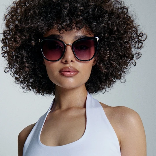 Zdjęcie produktu Okulary przeciwsłoneczne cat eye z fioletowymi szkłami House czarny