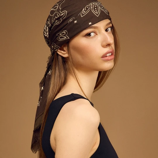 Zdjęcie produktu Oliwkowa bandana w biały wzór paisley House
