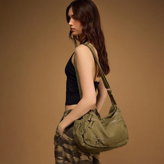 Zdjęcie produktu Oliwkowa torebka jeansowa z ozdobną agrafką House khaki
