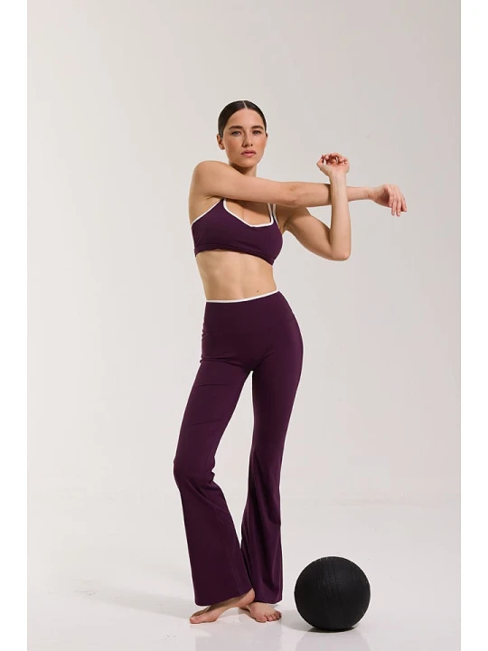 Zdjęcie produktu Onamaste Legginsy sportowe "Flair Yska" w kolorze ciemnofioletowym rozmiar: S / M