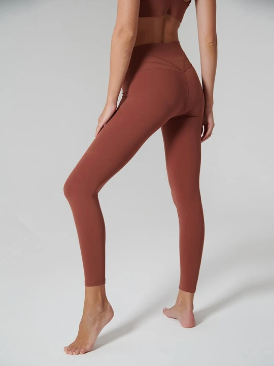 Zdjęcie produktu Onamaste Legginsy sportowe "Suzanna" w kolorze czerwonobrązowym rozmiar: S/M