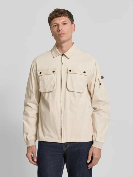 Zdjęcie produktu Overshirt o kroju modern fit z naszywką z logo model 'Garmentdye' FYNCH-HATTON Złamany biały