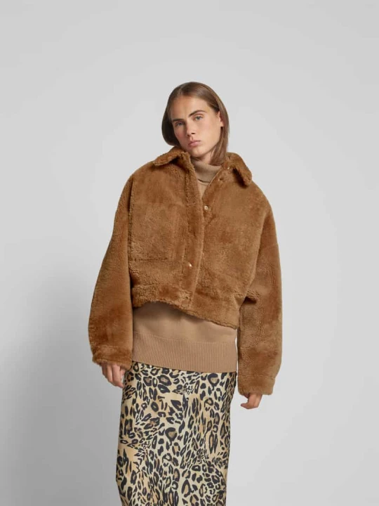 Zdjęcie produktu Oversize’owa kurtka skórzana w futrzanym wyglądzie IRO Orzechowy