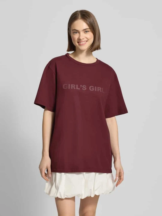 Zdjęcie produktu Oversize’owy T-shirt z nadrukiem z przesłaniem Oh April Oberżynowy