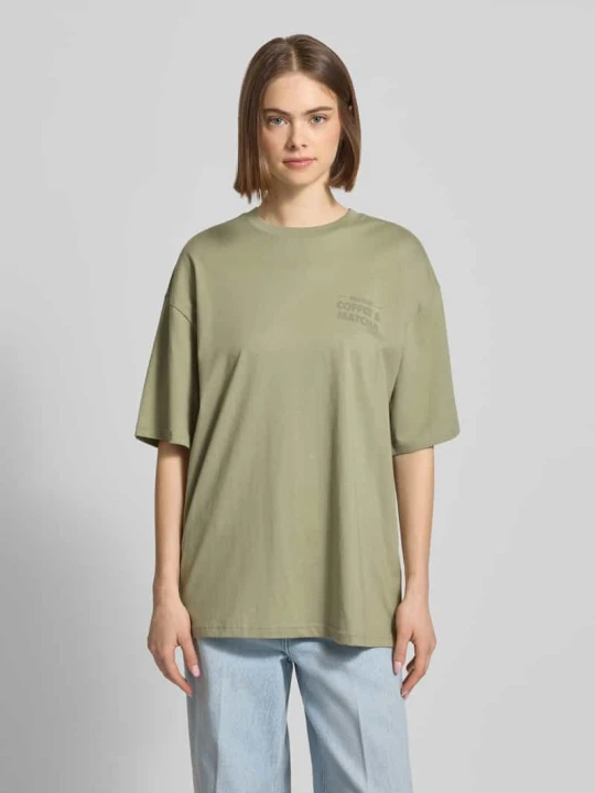 Zdjęcie produktu Oversize’owy T-shirt z nadrukiem z przesłaniem REVIEW Trzcinowy