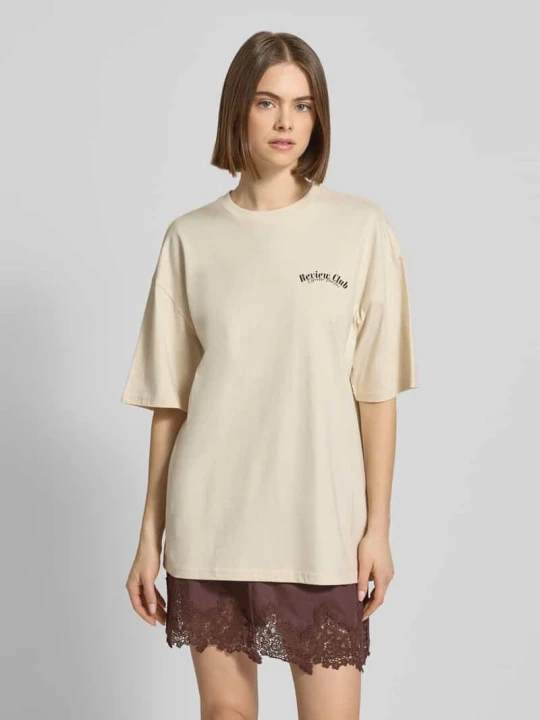 Zdjęcie produktu Oversize’owy T-shirt z nadrukiem z przesłaniem REVIEW Piaskowy