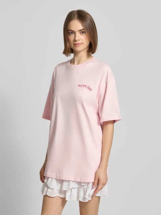 Zdjęcie produktu Oversize’owy T-shirt z nadrukiem z przesłaniem REVIEW Różowawy