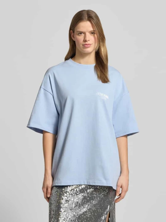 Zdjęcie produktu Oversized t-shirt z nadruk z napisem z tyłu Karo Kauer Jasnoniebieski