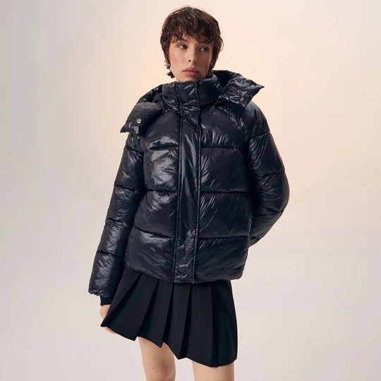 Zdjęcie produktu Pikowana czarna kurtka zimowa puffer z połyskującego materiału House