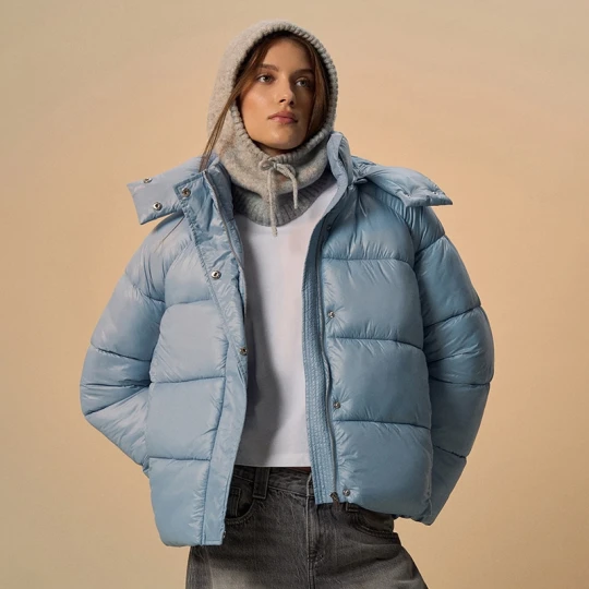 Zdjęcie produktu Pikowana jasnoniebieska kurtka zimowa puffer z połyskującego materiału House jasnoniebieski
