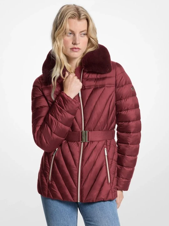 Zdjęcie produktu Pikowana kurtka nylonowa z kołnierzem ze sztucznego futra z workiem kompresyjnym Michael Kors