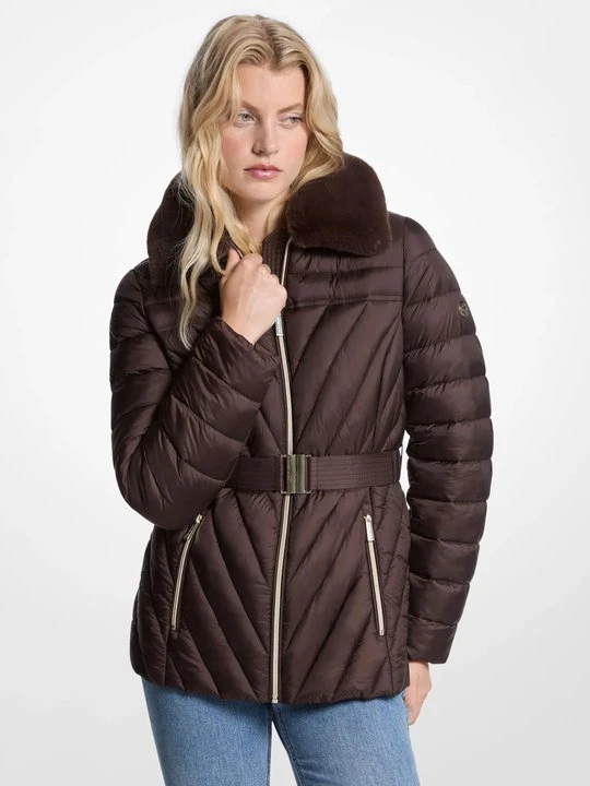 Zdjęcie produktu Pikowana kurtka nylonowa z kołnierzem ze sztucznego futra z workiem kompresyjnym Michael Kors CZEKOLADOWY (Brązowy)