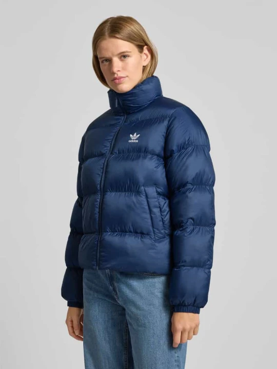 Zdjęcie produktu Pikowana kurtka o kroju regular fit z wyhaftowanym logo adidas Originals Niebieski