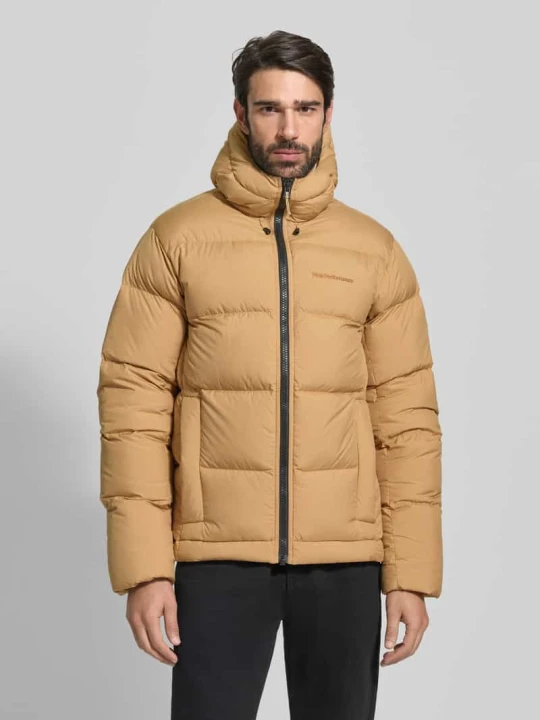 Zdjęcie produktu Kurtka pikowana z kapturem i wyhaftowanym logo Peak Performance Piaskowy