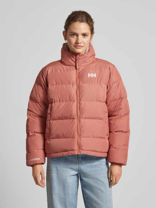 Zdjęcie produktu Pikowana kurtka z kapturem z nadrukiem z logo Helly Hansen Brudnoróżowy