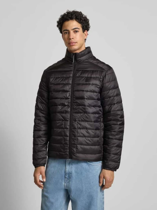 Zdjęcie produktu Pikowana kurtka z kołnierzem stójką i kieszeniami na suwak Jack&Jones Czarny