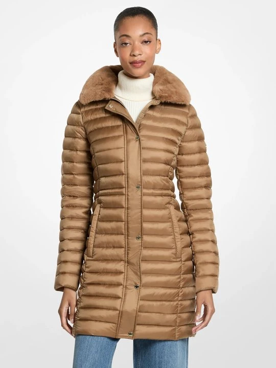 Zdjęcie produktu Pikowany płaszcz nylonowy z wykończeniem ze sztucznego futra Michael Kors