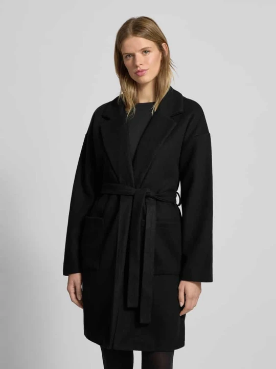 Zdjęcie produktu Płaszcz o kroju regular fit z paskiem w talii model ‘JOLENE’ Pieces czarny