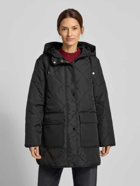 Zdjęcie produktu Płaszcz pikowany krótki z kapturem model ‘MILLIE TESSA’ Vero Moda Czarny