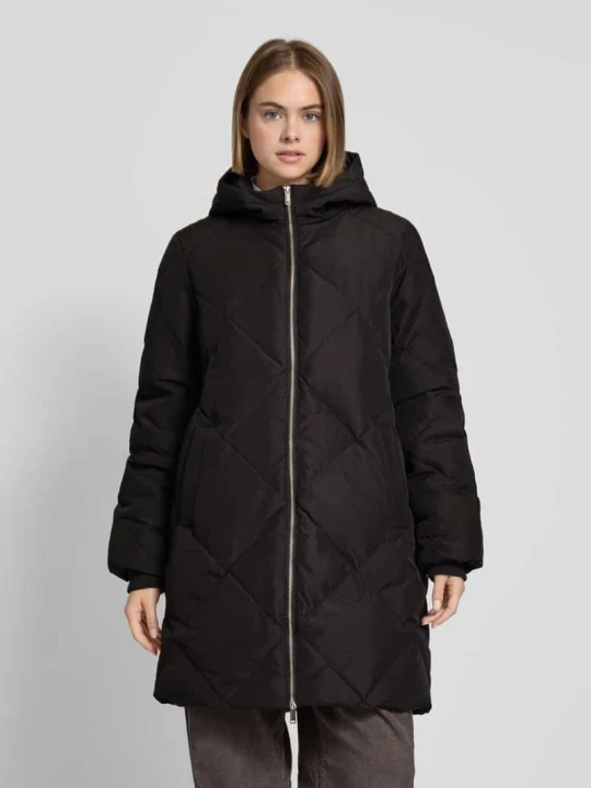 Zdjęcie produktu Płaszcz pikowany o kroju comfort fit z wszytym kapturem model ‘NORA’ Pieces Czarny