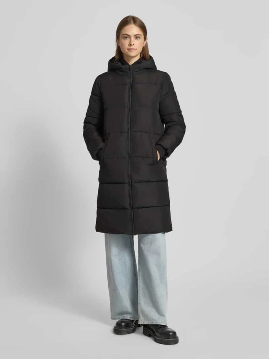 Zdjęcie produktu Płaszcz pikowany o kroju regular fit z dodatkowymi mankietami model ‘BEE’ Pieces Czarny